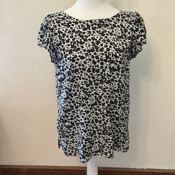 LOFT black white floral cap sleeve button back blouse Size S EUC - Picture 2 of 9